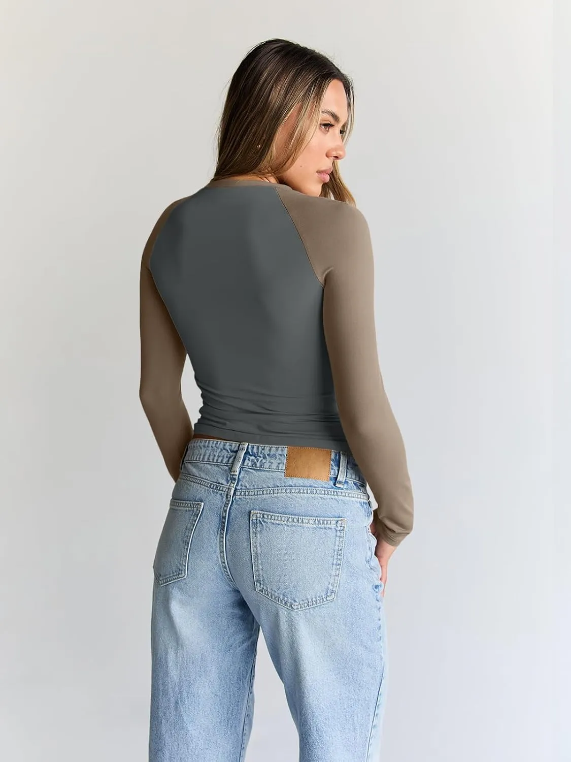Trendy Queen Women's Long Sleeve Shirts Slim Fit Stretchy Color Block Slightly Cropped Tops